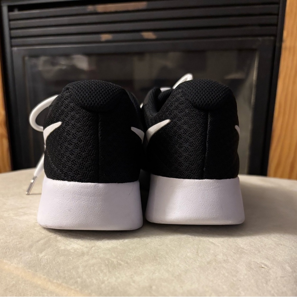 Nike shoes
Women’s size 7 - Picture 6 of 12
